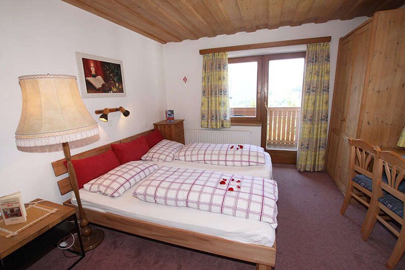 Haus Schöneck Appartement 1 mit Schlafzimmer mit Balkon und Doppelbett in Fiss