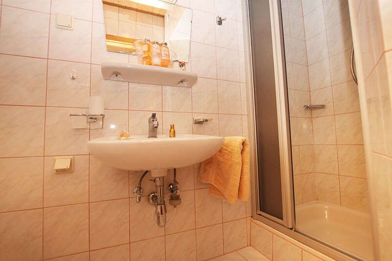House Schöneck Apartment 1 with bathroom and shower
