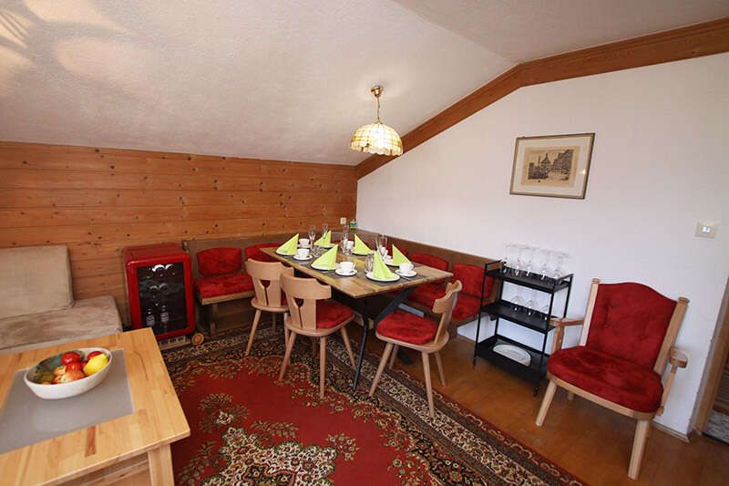 Haus Schöneck Appartement 2 mit Wohnzimmer und Essecke in Fiss