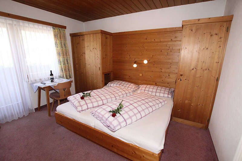 Haus Schöneck Appartement 1 mit Schlafzimmer mit Balkon und Doppelbett in Fiss