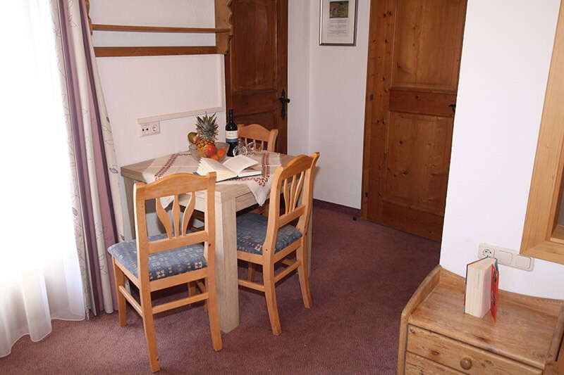 Haus Schöneck Appartement 3 mit Doppelzimmer und Sitzbereich