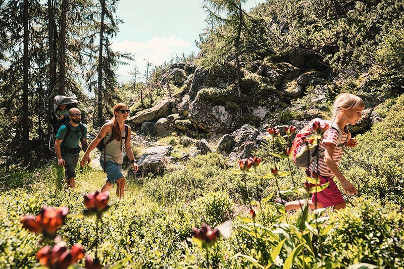 Familie beim Wandern Fisser Gonde